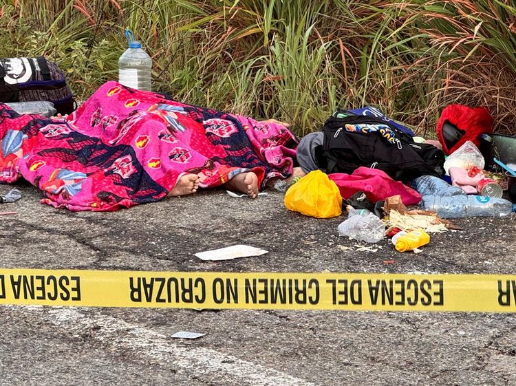 Rombongan Migran Tertabrak, 3 Orang Tewas 17 Lainnya Terluka
