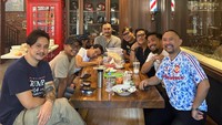 Andre Taulany sebagai ketua The Prediksi sering mengundang The Prediksi hangout di garasi showroom miliknya. Tampak Ronal Suryapradja yang tak pernah absen dalam berbagai jamuan. Foto: Instagram/rocknal & Instagram/theprediksi_