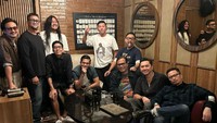 Menjadi anggota The Prediksi ternyata membuat Ronal Suryapradja menghabiskan waktu untuk hangout. Kafe-kafe yang santai dengan ruang private dikunjungi oleh grup motor yang diprakarsai oleh artis Indonesia. Foto: Instagram/rocknal & Instagram/theprediksi_