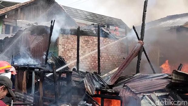 Kebakaran hebat terjadi di permukiman padat penduduk di Kota Palembang. Akibat kebakaran tersebut, 16 rumah kontrakan yang dihuni 31 KK ludes terbakar. Api diduga berasal dari rumah orang dengan gangguan jiwa (ODGJ).