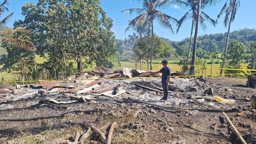 Puing-puing rumah panggung di Desa Pondok, Sumba Tengah, NTT. Rumah itu terbakar pada Kamis (29/8/2024) dan mengakibatkan 2 anak tewas.