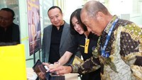 Jajaran direksi Maybank Indonesia mendampingi frontliners dalam membantu nasabah bertransaksi di KCP Sentral Senayan 3, Jakarta. Ini mnejadi bagian dari rangkaian kegiatan menyambut Hari Pelanggan Nasional yang jatuh pada 4 September mendatang. Acara ini sebagai sarana untuk mengapresiasi, baik nasabah eksisting maupun nasabah baru, terutama kepada nasabah loyal dengan memberikan customer experience yang terbaik.