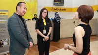 Memulai rangkaian kegiatan Hari Pelanggan Nasional yang jatuh pada 4 September mendatang, Maybank Indonesia menggelar acara menyapa. Presiden Direktur Maybank Indonesia Steffano Ridwan didampingi Direktur Operasional Maybank Indonesia Widya Permana berjumpa dan menyapa langsung nasabah yang bertransaksi di KCP Sentral Senayan 3, Jakarta.