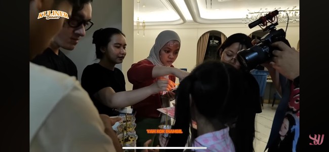Tepat jam 12 malam, anak-anak Sarwendah dan para asisten serta karyawannya pun kompak mempersiapkan kejutan. Selain cupcake buatan Thalia dan Thania, mereka jug sudah mempersiapkan kue ulang tahun spesial untuk Sarwendah. Foto: YouTube/Sarwendah Official