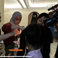 Tepat jam 12 malam, anak-anak Sarwendah dan para asisten serta karyawannya pun kompak mempersiapkan kejutan. Selain cupcake buatan Thalia dan Thania, mereka jug sudah mempersiapkan kue ulang tahun spesial untuk Sarwendah. Foto: YouTube/Sarwendah Official