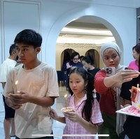 Terlihat kue ulang tahun Sarwendah itu berwarna merah muda dengan tema Hello Kitty. Ada beberapa foto Sarwendah tertempel di kue ultah tersebut. Foto: YouTube/Sarwendah Official