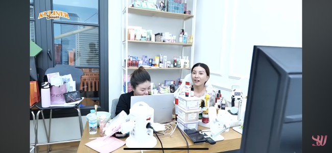 Mendapat kejutan ulang tahun saat sedang melakukan live, Sarwendah pun terlihat terkejut. Ia tak menyangka akan mendapat kejutan saat sedang live bersama adiknya tersebut. Foto: YouTube/Sarwendah Official