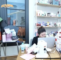 Mendapat kejutan ulang tahun saat sedang melakukan live, Sarwendah pun terlihat terkejut. Ia tak menyangka akan mendapat kejutan saat sedang live bersama adiknya tersebut. Foto: YouTube/Sarwendah Official