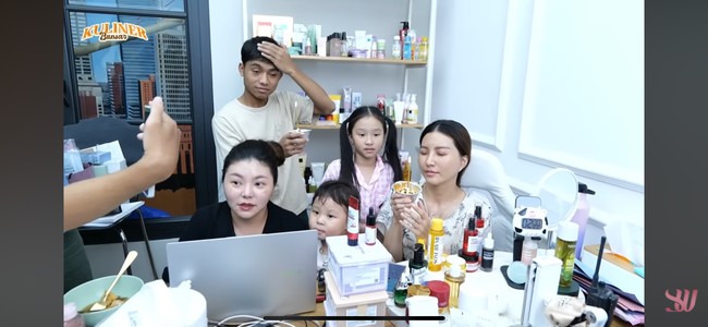 Thalia dan Betrand Peto pun langsung menghampiri Sarwendah sambil membawa cupcake yang sudah diberi lilin ulang tahun. Sebelum meniup lilin tersebut, Sarwendah terlebih dahulu mengucapkan permintaannya dalam hati. Foto: YouTube/Sarwendah Official