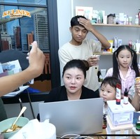 Thalia dan Betrand Peto pun langsung menghampiri Sarwendah sambil membawa cupcake yang sudah diberi lilin ulang tahun. Sebelum meniup lilin tersebut, Sarwendah terlebih dahulu mengucapkan permintaannya dalam hati. Foto: YouTube/Sarwendah Official