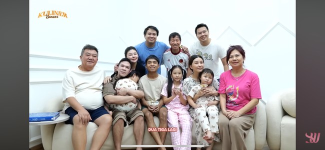 Meski sedang proses cerai, adik Ruben Onsu, Jordi Onsu, terlihat hadir dan turut memberikan kejutan untuk Sarwendah. Dalam foto terlihat Jordi yang sedang menggendong putri kedua Sarwendah, Thania. Foto: YouTube/Sarwendah Official