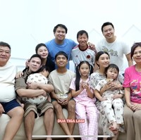 Meski sedang proses cerai, adik Ruben Onsu, Jordi Onsu, terlihat hadir dan turut memberikan kejutan untuk Sarwendah. Dalam foto terlihat Jordi yang sedang menggendong putri kedua Sarwendah, Thania. Foto: YouTube/Sarwendah Official