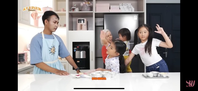 Merayakan hari ulang tahun sang bunda, kedua putri Sarwendah, Thalia dan Thania tampak sibuk membuat kue untuk kejutan Sarwendah. Dibantu oleh beberapa asistennya, Thalia dan Thania berhasil membuat cupcake untuk sang bunda. Foto: YouTube/Sarwendah Official