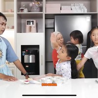 Merayakan hari ulang tahun sang bunda, kedua putri Sarwendah, Thalia dan Thania tampak sibuk membuat kue untuk kejutan Sarwendah. Dibantu oleh beberapa asistennya, Thalia dan Thania berhasil membuat cupcake untuk sang bunda. Foto: YouTube/Sarwendah Official