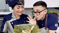  Pria 48 tahun ini eksis di Instagram dengan lebih dari 900 ribu followers. Salah satu momen serunya ketika ia masak garang asem bersama pedangdut Inul Daratista.Foto: Instagram abiramzi76