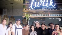 Ramzi mendukung usaha sahabat artisnya, Ussy dan Andhika Pratama yang membuka restoran pada tahun 2018. Restoran itu diberi nama Lurik Coffee & Kitchen. Foto: Instagram abiramzi76