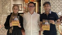 Wah! Kira-kira Ramzi mau belajar bikin resep apa saja ya? Ia mendapatkan buku resep Fresh & Super Simple Cooking buatan chef Eddrian Tjhia. Foto: Instagram abiramzi76
