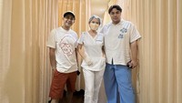 Sampai tahun 2024 pun, Ramzi masih rajin mengecek kondisi tubuhnya ke dokter gizi. Kali ini ia bertemu sekaligus dengan Ivan Gunawan. Foto: Instagram abiramzi76