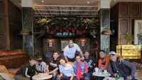Nongkrong bersama teman-temannya, termasuk Raffi Ahmad, ayah 1 anak ini tampak disuguhi minuman hangat dan air mineral. Mereka pun tak lupa mengabadikan momen bersama. Foto: Instagram abiramzi76