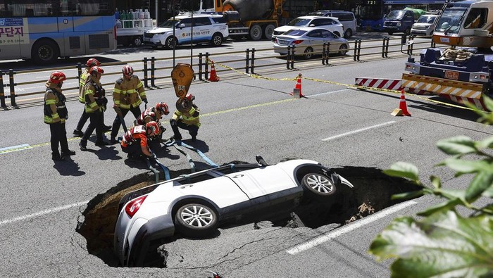 Lubang Misterius Terbuka di Seoul, Menelan Mobil dan Mencederai Dua Orang