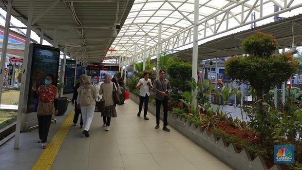 Sejumlah penumpang berjalan di Stasiun Bogor Jumat (30/8/2024). (CNBC Indonesia/Martyasari Rizky)