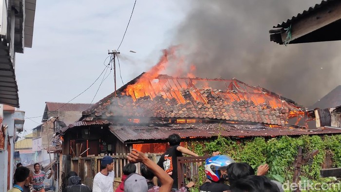 Sejumlah rumah di kawasan padat penduduk ludes terbakar
