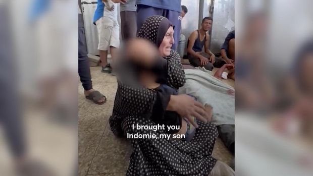 Seorang ibu menangis sambil memangku anaknya yang telah tewas setelah diserang oleh pasukan Israel. (Tangkapan Layar Instagram @trtworld)