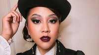Netizen langsung mempertanyakan hal tersebut dalam kolom komentar di Instagram miliknya. Kakak kenapa kok foto sama kak Bas pada nggak ada?, tanya salah satu netizen dalam kolom komentar di Instagram miliknya. Foto: instagram Sherina Munaf
