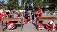 Siswa didampingi civitas Politeknik Akbara PMI Solo mengikuti simulasi penanganan gempa bumi di Sekolah Dasar Negeri Sabrang Lor Solo, Jawa Tengah, Jumat (30/8/2024).  