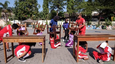 Momen Siswa SD Belajar Penanganan Bencana Gempa Bumi