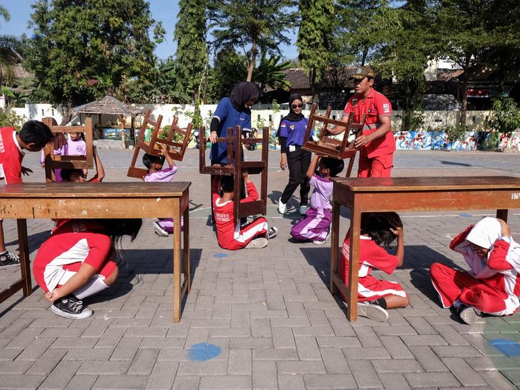Momen Siswa SD Belajar Penanganan Bencana Gempa Bumi