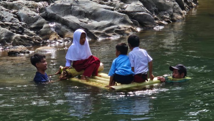 Siswa SD di Desa Ujung Tanah, Kecamatan Mare, Bone naik rakit dari batang pisang seberangi sungai.  Dokumen Istimewa