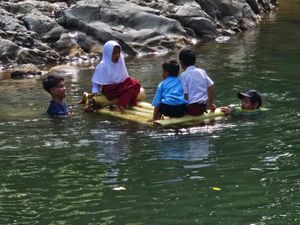 Siswa SD Bone Naik Rakit ke Sekolah, Pemkab Dituding Abaikan Usulan Jembatan