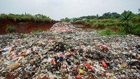 Hamparan tanah luas tersebut kini digunakan menjadi Tempat Pembuangan Sampah (TPS) dadakan.