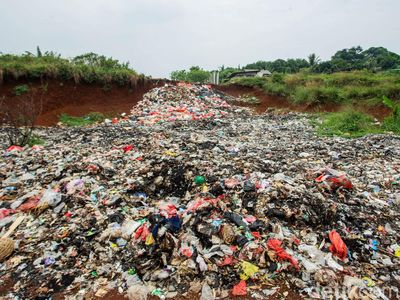Duh, Tanah Merah Depok Jadi TPS Dadakan