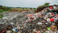 Hamparan tanah merah tersebut kini tertutup oleh sampah-sampah rumah tangga yang dibungkus dengan plastik.