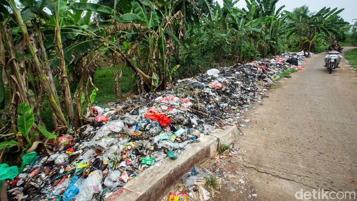Tanah Merah Depok Jadi TPS Dadakan Pengendara motor melintas di Kawasan Tanah Merah, Depok, Jumat (30/8/2024). Tanah merah menjadi kawasan perbatasan kota Depok dengan Bojong Gede, hamparan tanah luas tersebut kini digunakan menjadi Tempat Pembuangan Sampah (TPS) dadakan.