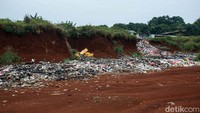 Dibeberapa titik tumpukan sampah itu nampak telah dibakar, diduga untuk mengurangi volume sampah.
