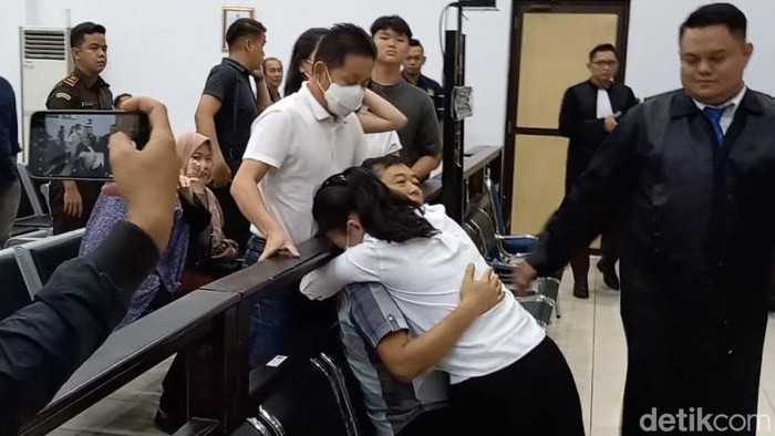 Terdakwa Toni Tamsil berpelukan dengan sang istri usai sidang vonis.