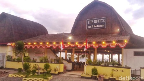 The Office Bar & Restaurant milik WN Inggris, Jhon Howard Singleton, di Pasar Seni Senggigi, Kecamatan Batulayar, Lombok Barat, NTB. (Ahmad Viqi Wahyu Rizki/detikBali)