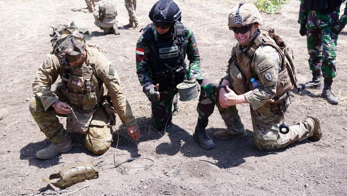 TNI, US Army dan ADF Latihan Jinakkan Bahan Peledak TNI, US Army, dan Australian Defence Army (ADF) menggelar latihan menjinakkan bahan peledak di Situbondo, Jawa Timur. Ini merupakan bagian dari rangkaian latihan Super Garuda Shield 2024.