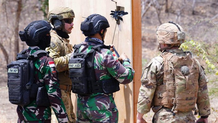 TNI, US Army dan ADF Latihan Jinakkan Bahan Peledak TNI, US Army, dan Australian Defence Army (ADF) menggelar latihan menjinakkan bahan peledak di Situbondo, Jawa Timur. Ini merupakan bagian dari rangkaian latihan Super Garuda Shield 2024.