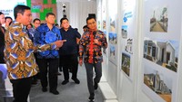 Ketua Satgas Perumahan Presiden terpilih Prabowo Subianto, Hashim S. Djojohadikusumo (batik biru) bersama Menteri BUMN Erick Thohir didampingi Direktur Utama PT Bank Tabungan Negara (Persero) Tbk Nixon LP Napitupulu melihat ke Rumah Rendah Emisi di Bekasi.
