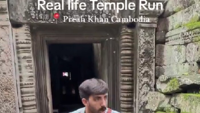 Turis main temple run di Angkor Wat, Kamboja.