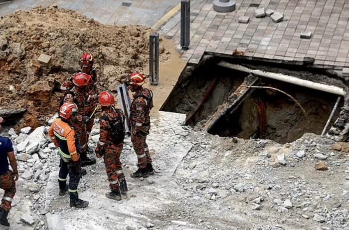 Turis tertelan sinkhole