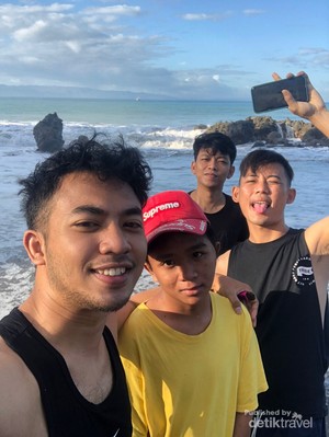 Pantai Legon Pari Lebak yang Sangat Asri, Cantik dan Lengkap