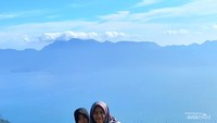 Berlatar perbukitan hijau di Puncak Lawang.