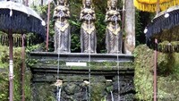 Pelinggih Penglukatan di Pura Tirta Harum.
