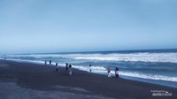 Pengunjung berjalan di pasir Pantai Samas, Bantul.