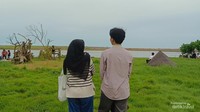 Spot foto menarik, hamparan rumput hijau tepi Pantai Baros, Bantul.